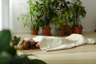 Set Asteya Savasana. Pătură bumbac premium și perniță ochi cu semințe de in și flori de lavandă