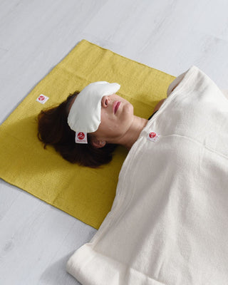 Set Asteya Savasana. Pătură bumbac premium și perniță ochi cu semințe de in și flori de lavandă
