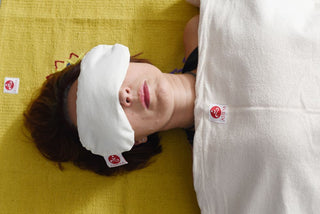 Set Asteya Savasana. Pătură bumbac premium și perniță ochi cu semințe de in și flori de lavandă