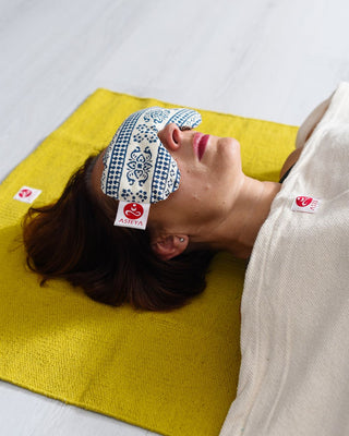 Set Asteya Savasana. Pătură bumbac premium și perniță ochi cu semințe de in și flori de lavandă