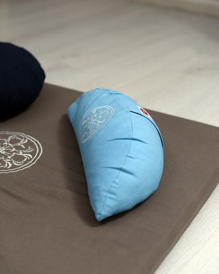 Pernă de Meditație Semi-lună ASTEYA.  Husă detașabilă și umplutură din pleavă de grâu spelta, 100% organică.
