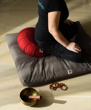 Pernă de meditație Zafu Plisată Asteya. Husă detașabilă din bumbac și umplutură organică din pleavă de grâu spelta. 36x12 cm.