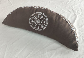 Pernă de Meditație Semi-lună ASTEYA.  Husă detașabilă și umplutură din pleavă de grâu spelta, 100% organică.